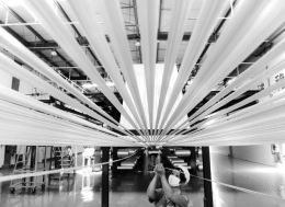 近日，由江蘇連云港中復神鷹碳纖維有限公司自主研發(fā)的千噸級高強型、高強中模型干噴濕紡高性能碳纖維關鍵技術及產業(yè)化項目通過中國工程院專家鑒定，這標志著干噴濕紡技術在我國獲得重大突破，將大幅提升國產高性能碳纖維的競爭力和附加值。圖為7月8日，工人在該公司碳纖維生產線上工作。