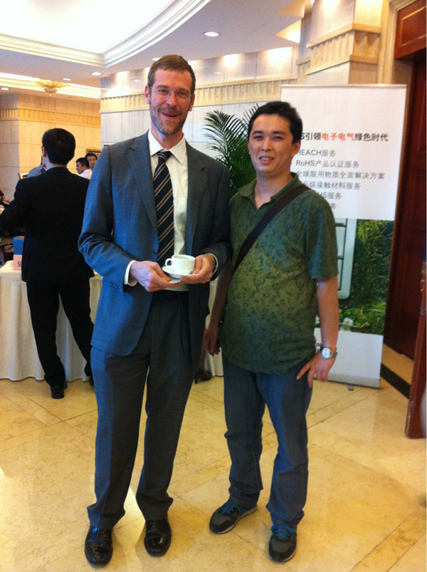 潤大世紀(jì)員工與環(huán)球資源首席運營官、執(zhí)行總裁裴克為(Craig Pepples)在一起